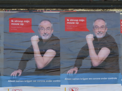 901704 Afbeelding van twee posters met de Utrechtse schrijver Ronald Giphart, die oproept om je tegen corona te laten ...